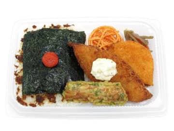 おかかと明太子を盛り付けたご飯に、人気のおかずを組み合わせたのり弁が税込529円! セブン‐イレブンが「おかかたっぷり 明太のり弁当」を発売