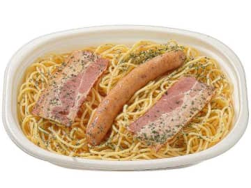 にんにくの香ばしさと唐辛子の辛味をきかせた大盛ペペロンチーノに、ソーセージ1本とベーコン! セブン‐イレブンが「にんにくやみつき大盛ペペロンチーノ」を発売