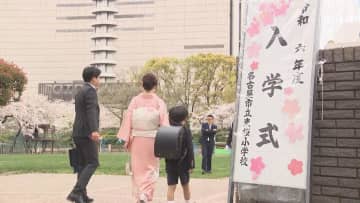 満開の桜のもとで　名古屋市２６１の公立小学校で入学式