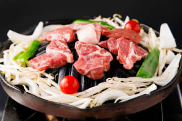 柔らかくてクセが少なく適度に脂がのった生ラム肉「特上生ラム肩ロース」が税込550円で味わえる「ジンギスカン初回セット」、大衆ジンギスカン酒場「東京ラムストーリー」が本日8日(月)から販売