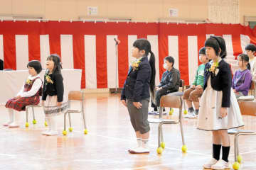 歴史150年、閉校予定の布施小で”最後の入学式”　1年生4人が仲間入り　統合控え　みんなで楽しく　御宿