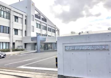 国道で単独事故か、運転の男性死亡　鉄製の車止めに衝突　山武署