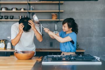 「彼はフライパンで頭を殴られ…」不倫相手がまさかの嫁バレ！修羅場になった女性