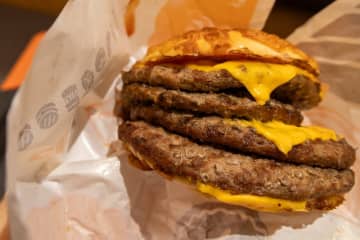 バーガーキングの「超大型チーズバーガー」に早速挑戦してみた。食べやすくなる注文方法も紹介