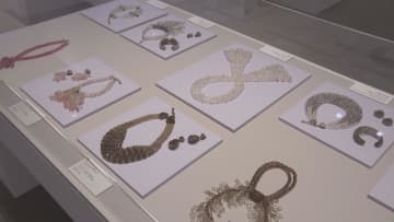 コスチュームジュエリー展示会　ガラスや貝、樹脂などの素材を使用　名古屋市・愛知県美術館