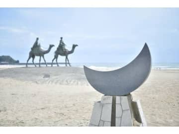 【千葉のココどこだ？】砂浜を歩く2頭のラクダ像がある海岸は？