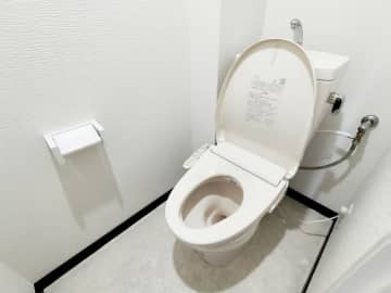 トイレが「糞尿まみれ、ゴミを撒き散らしたり…公衆トイレ化している」と嘆く小売店勤務の女性