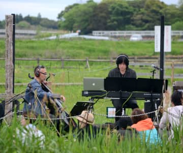 小林武史さん、湿原で演奏　食虫植物群落　アート通じ未来考えて　山武市百年後芸術祭