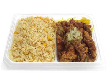 大盛炒飯に酸味とコクのあるソースで仕上げた油淋鶏を盛り合わせて825kcal! セブン‐イレブンが「大盛りごはん炒飯＆油淋鶏」を発売