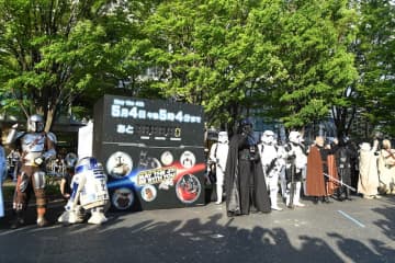 5月4日＜スター・ウォーズの日＞ SWファン約1500人以上が集結！“5時4分”に向けたカウン...