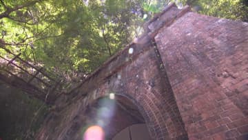 期間限定！廃トンネルの先は“萌黄色の絶景”、明治時代の廃線を散策