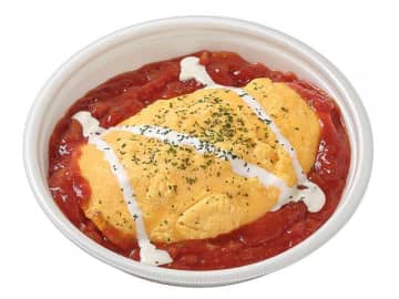 ケチャップライスにふんわりとした玉子をのせトマトソースをかけた! セブン‐イレブンが「ふんわり玉子のオムライス」を発売