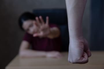 狂気！電話帳の横に「親は子を選べない」のメモ　DV母の恐ろしい言動を回想する女性