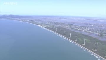 青々とした日本海に洋上風車も　晴天の秋田を上空散歩