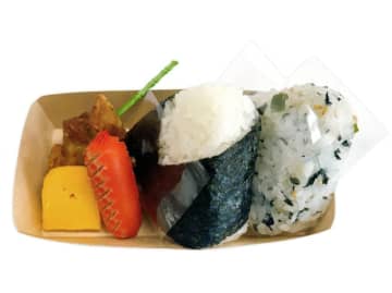 2種類のおむすびと、唐揚げ、だし巻玉子、赤ウインナーがセットで税込388円! セブン‐イレブンが「おむすび＆おかずセット 焼鮭・わかめ」を本日18日(土)発売
