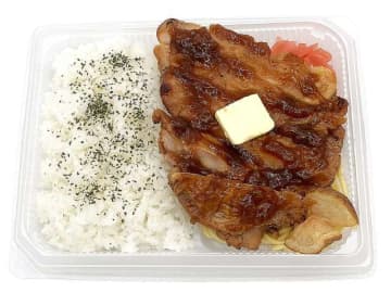 香ばしく焼き上げたジューシーなチキンステーキがご飯にはみ出してる! セブン‐イレブンが「鉄板焼きチキンステーキ弁当」を発売