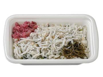 ふっくら釜揚げしらすを小松菜とわかめのまぜご飯に盛り付けて税込324円! セブン‐イレブンが「釜揚げしらすと小松菜わかめのまぜごはん」を発売