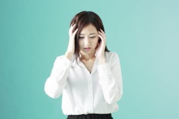 理不尽すぎ！人身事故で車内に2時間閉じ込められた女性　待ち合わせに遅刻し「人として終わってる！」と友人に罵倒される