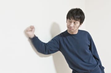 やばすぎる隣人　「室外機がうるさい」と言われ新品購入→「エアコンがうるさい」と壁を殴ってくる
