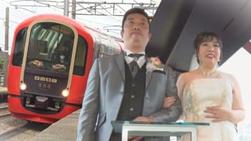 結婚式場が“リゾート列車”！？車内で挙式・思い出の駅で写真撮影も「結婚生活もレールのように…」