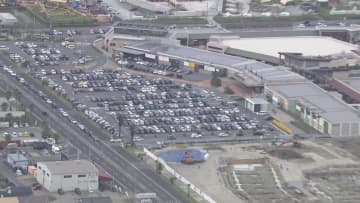 入るだけでも一苦労…行楽シーズン真っ只中のアウトレットで“大渋滞”　夜のフードコートに残る客たちの“混雑回避”の秘策