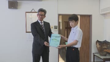 中学生が自身の「魚辞典」を寄贈　三重・尾鷲市