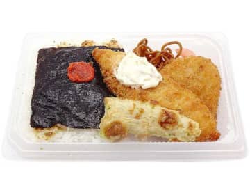 大盛りご飯に白身フライ、コロッケ、ちくわの磯辺揚げなどを盛り付けた税込507円の海苔弁!  セブン‐イレブンが「大盛りごはん！明太のり弁当」を発売