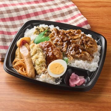 ご飯に甘辛豚焼肉をのせ、メンチカツ・ウインナー・ゆで卵など色々なおかずも盛り付けた! ファミリーマートが「肉盛り！豚焼肉ミックス弁当」を発売