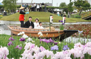 嫁入り舟で晴れ姿披露　来園者から温かい祝福　香取・あやめパーク