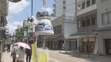 松山・ロープウェイ街に涼やかな音色響く 地元高校生らが“砥部焼製”風鈴の飾りつけ