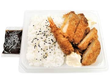 豚ヒレカツ、海老フライ、チキンカツを盛り付けた974kcalのミックスフライ弁当! セブン‐イレブンが「まんぷく 海老フライとチキンカツ＆ヒレカツ」を本日4日(火)発売