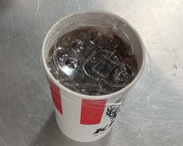 ケンタ、ストロー不要の「ドリンキングリッド」を全店で導入