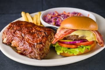 ボリューム満点！父の日限定ハンバーガーメニュー登場　「TGIフライデーズ」（浦安市）