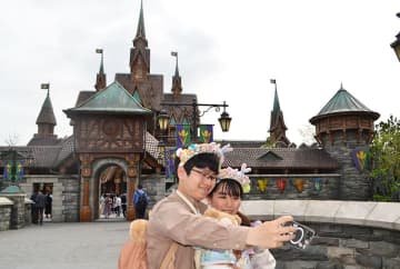 【速報】ディズニー新エリアオープン　ゲスト続々、映画の世界観に浸る　「映画そのまま」「待っていた」ファン感激　一体型ホテルも開業