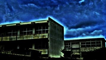 幽霊？夜の廃校に体操着姿の子ども集団「一斉にこちらを向き、窓から這い出ようとして…」