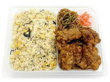 広島菜の炒飯、唐揚、焼きそばで一食で満足できる992kcalのお弁当! セブン‐イレブンが「まんぷく広島菜炒飯弁当 旨辛鶏唐揚と焼そば」を発売