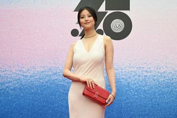 今田美桜、タイトドレスで抜群スタイル披露　「カルティエ」イベントでジュエリーきらり