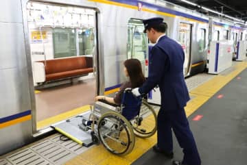 南海電鉄、駅の介助サービスがオンラインで申込可能に