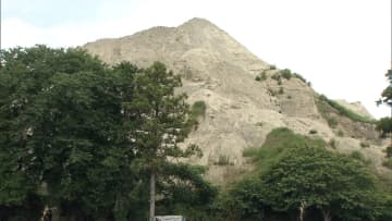 高さ33メートルの残土の山…「畑に岩が」崩壊でけが人も　行政指導応じず無許可で残土運んだ容疑で会社役員逮捕