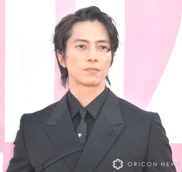 山下智久、色気漂うスーツ姿で笑顔　ビューティーアンバサダーの『ディオール』イベントに登場