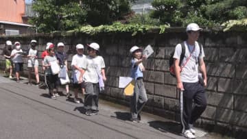 小学生が「タウンウォッチング」　災害時の通学路の危険な場所や避難場所を確認　三重・尾鷲市