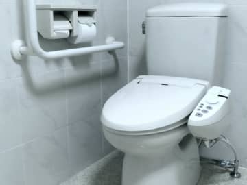 「コンビニ店員バカにし過ぎ」汚すぎるトイレを掃除させられる女性店員の怒り