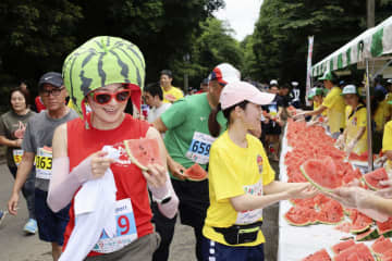 甘い「給スイカ」でゴール　千葉・富里のマラソン大会