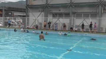 小学校でプール開き　元気に初泳ぎ楽しむ　三重・尾鷲市