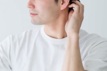 極限まで節約！「ユニクロの白いTシャツ」に似たものをワークマン、しまむらで探し回る年収500万円の男性
