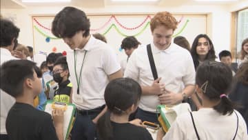 小学生がアメリカ人留学生と交流授業　岐阜・高山市