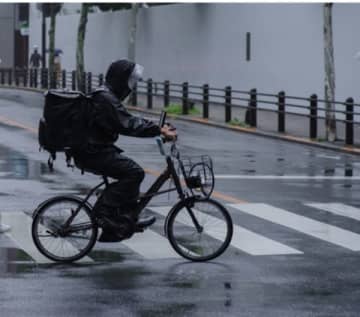 雨の日のフードデリバリー利用、配達員に申し訳ない？　配達員からは「悪天候時はむしろ働きたい」という声