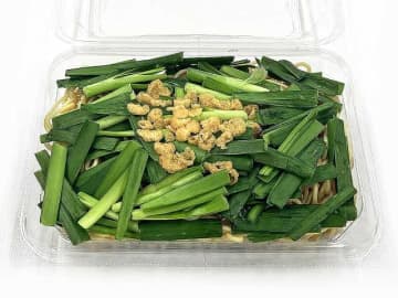 麺が見えないほど高知県産ニラたっぷり! セブン‐イレブンが「ニラ塩焼きそば(高知県産ニラ使用)」を発売