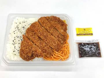 大きな厚切りロースとんかつ、ナポリタン、ご飯で941kcalのとんかつ弁当! セブン‐イレブンが「豚ロースとんかつ弁当」を発売