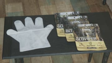 紙の町で開発！“アウトドア×防災”の新商品「手袋型ウェットシート」が全国発売
